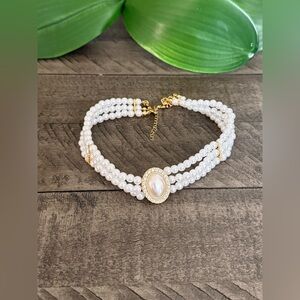 Elegant Pearl and Gold Women's Chocker
